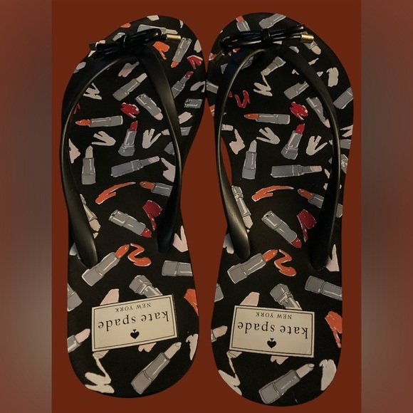 kate spade Shoes - Kate Spade New York Nova flat flip flop with a lipstick print EUC size 7-8